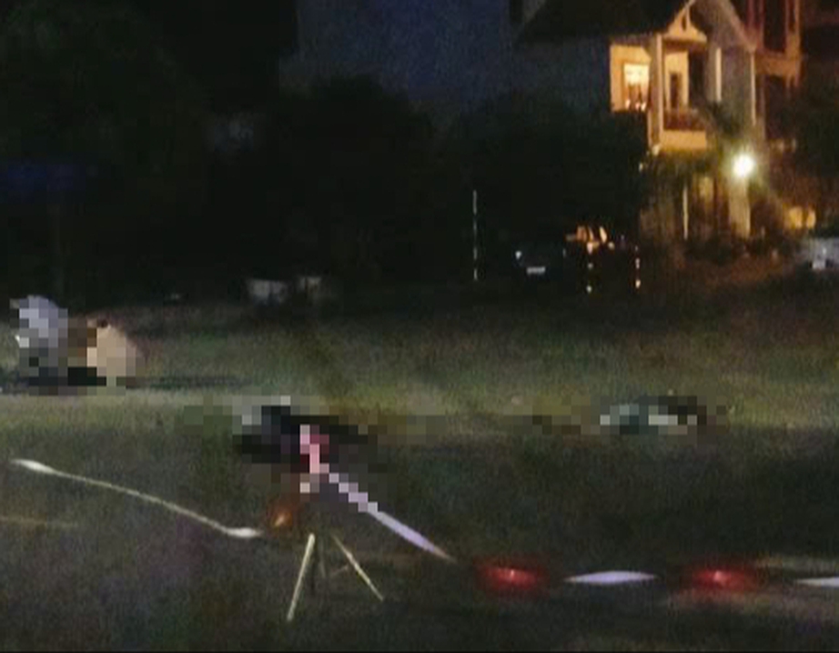 Xe m&aacute;y kẹp 3 đ&acirc;m cột mốc ven đường, 2 thiếu ni&ecirc;n tử vong, người cầm l&aacute;i bỏ đi- Ảnh 1.