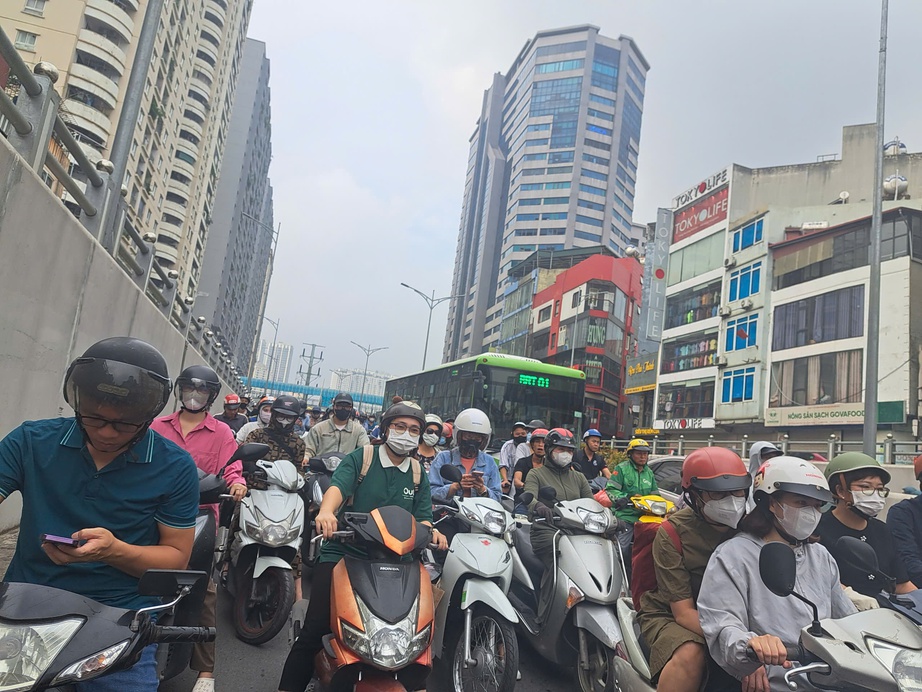 H&agrave; Nội lập 4 tổ c&ocirc;ng t&aacute;c chuy&ecirc;n xử l&yacute; &ugrave;n tắc, điểm đen TNGT- Ảnh 1.