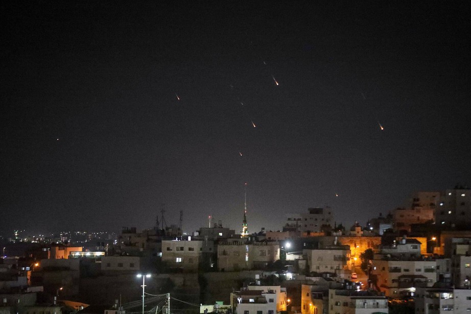 Israel x&aacute;c nhận t&ecirc;n lửa Iran đ&aacute;nh tr&uacute;ng c&aacute;c căn cứ kh&ocirc;ng qu&acirc;n- Ảnh 1.