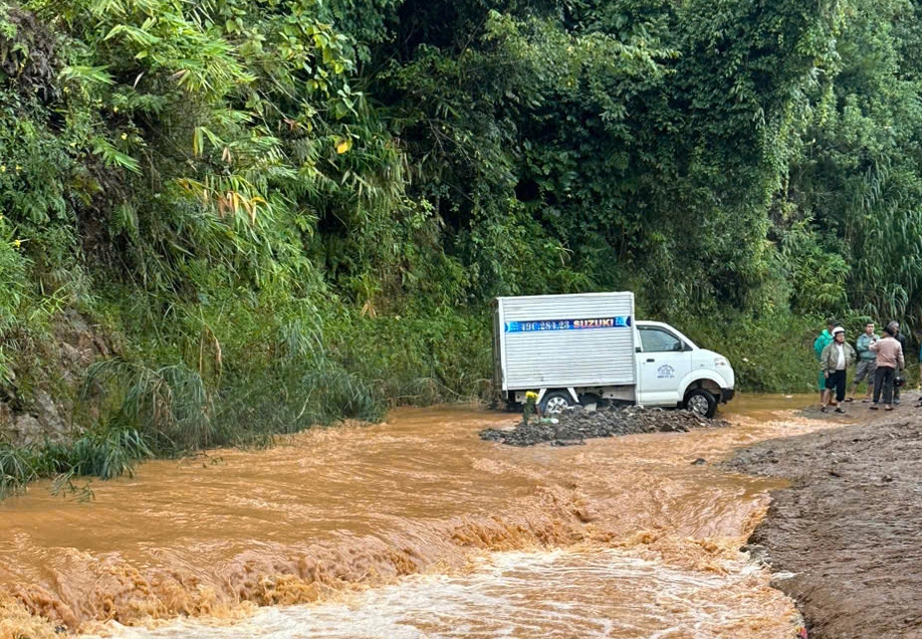 T&igrave;m thấy thi thể t&agrave;i xế xe tải bị nước lũ cuốn c&aacute;ch 20km- Ảnh 1.