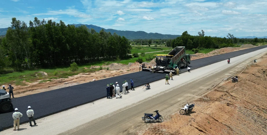 Khẩn trương giải ph&oacute;ng mặt bằng để thi c&ocirc;ng trạm dừng nghỉ cao tốc Bắc - Nam qua B&igrave;nh Định- Ảnh 1.