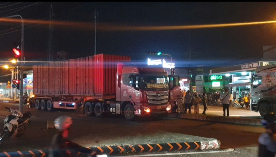 Xe m&aacute;y va chạm xe container, đ&ocirc;i nam nữ thương vong- Ảnh 1.