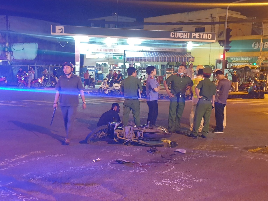 Xe m&aacute;y va chạm xe container, đ&ocirc;i nam nữ thương vong- Ảnh 2.