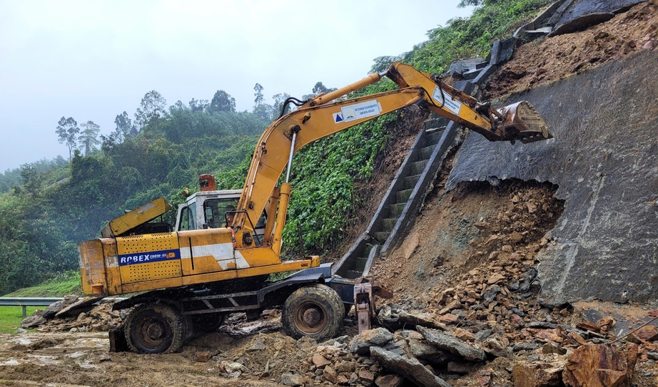 Đội mưa khắc phục sạt lở đường Hồ Ch&iacute; Minh qua Đ&agrave; Nẵng- Ảnh 7.