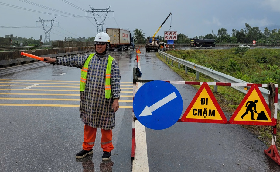Đội mưa khắc phục sạt lở đường Hồ Ch&iacute; Minh qua Đ&agrave; Nẵng- Ảnh 6.