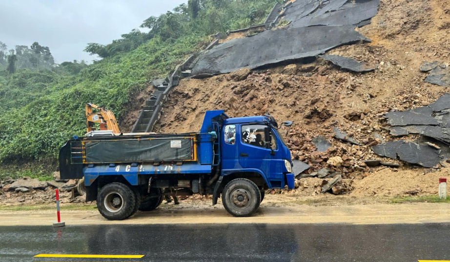 Đội mưa khắc phục sạt lở đường Hồ Ch&iacute; Minh qua Đ&agrave; Nẵng- Ảnh 2.