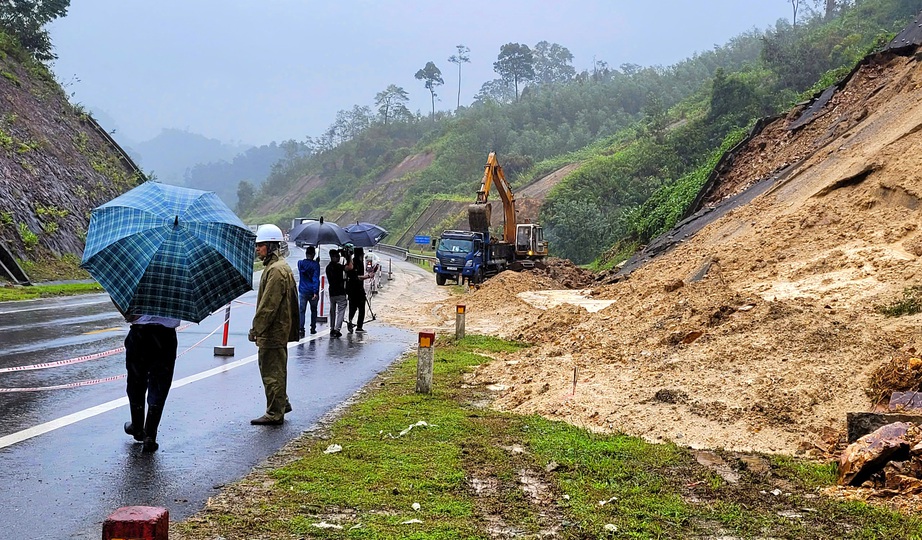 Đội mưa khắc phục sạt lở đường Hồ Ch&iacute; Minh qua Đ&agrave; Nẵng- Ảnh 1.