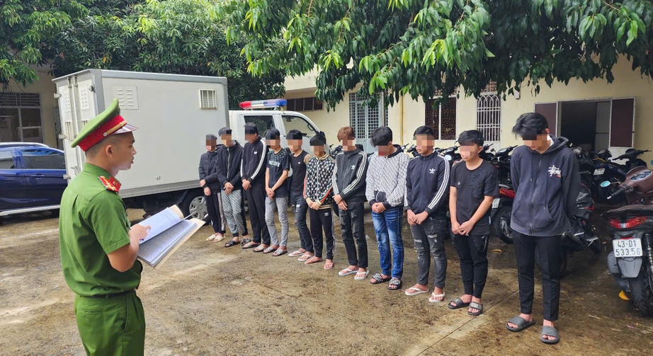 Khởi tố nh&oacute;m c&ocirc;n đồ mang hung kh&iacute; dạo phố, gặp ai kh&ocirc;ng th&iacute;ch l&agrave; đ&aacute;nh- Ảnh 1.