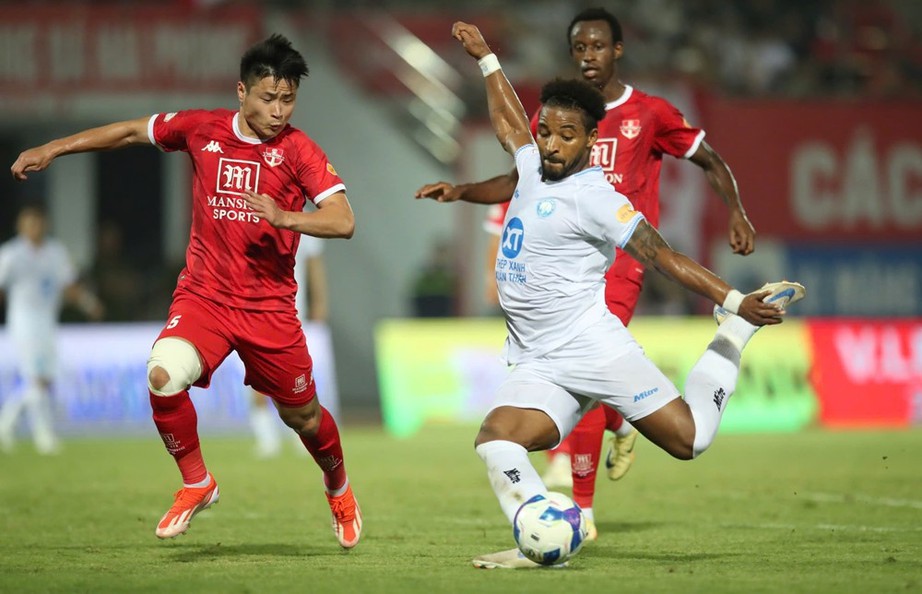 V-League: Nam Định su&yacute;t ch&uacute;t đ&aacute;nh rơi chiến thắng trước Hải Ph&ograve;ng - Ảnh 1.