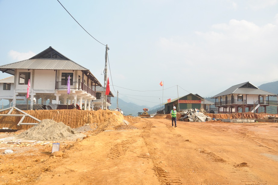 Đưa điện về khu t&aacute;i định cư L&agrave;ng Nủ- Ảnh 2.