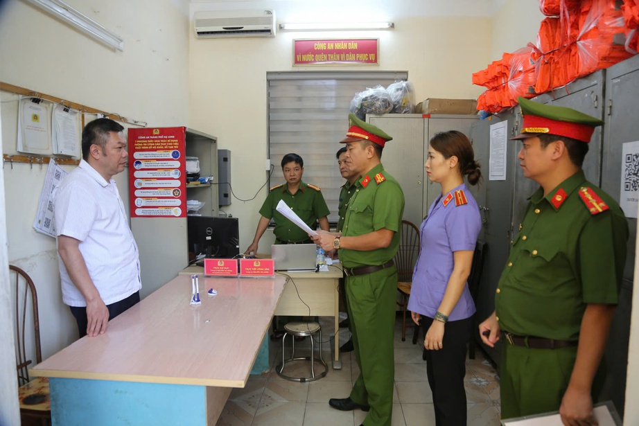 Khởi tố, bắt giam "&ocirc;ng tr&ugrave;m" đất đ&aacute; thải mỏ ở Quảng Ninh- Ảnh 1.