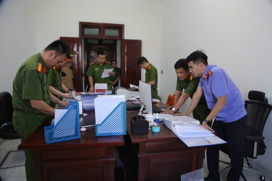 Khởi tố, bắt giam "&ocirc;ng tr&ugrave;m" đất đ&aacute; thải mỏ ở Quảng Ninh- Ảnh 2.