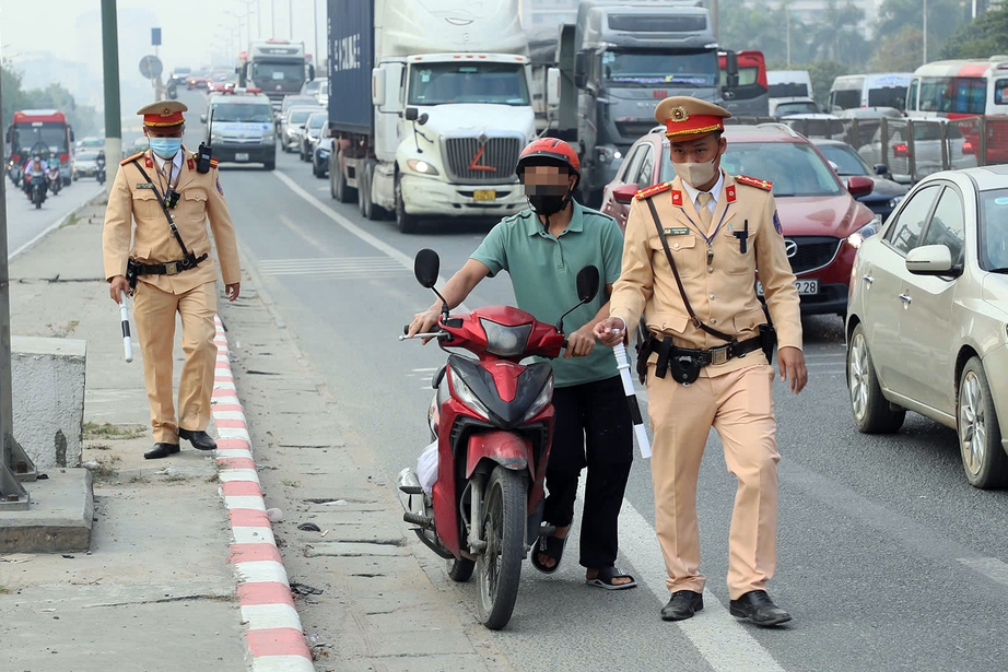 CSGT chặn bắt h&agrave;ng loạt xe m&aacute;y đi v&agrave;o đường cao tốc- Ảnh 4.
