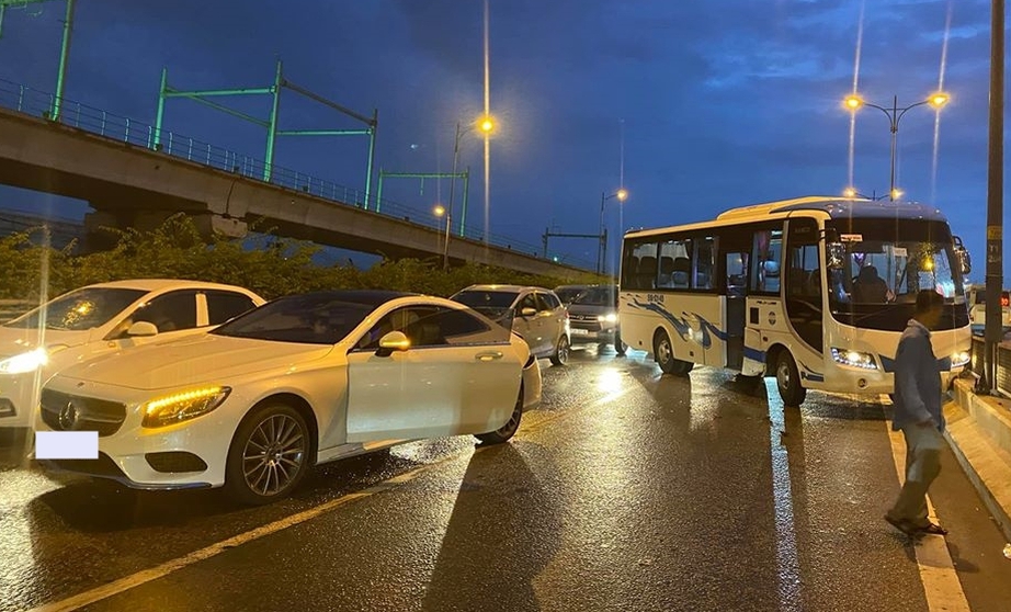 T&igrave;m nh&acirc;n chứng vụ tai nạn xe Mercedes v&agrave; &ocirc; t&ocirc; kh&aacute;ch tr&ecirc;n cao tốc H&agrave; Nội - Hải Ph&ograve;ng- Ảnh 1.