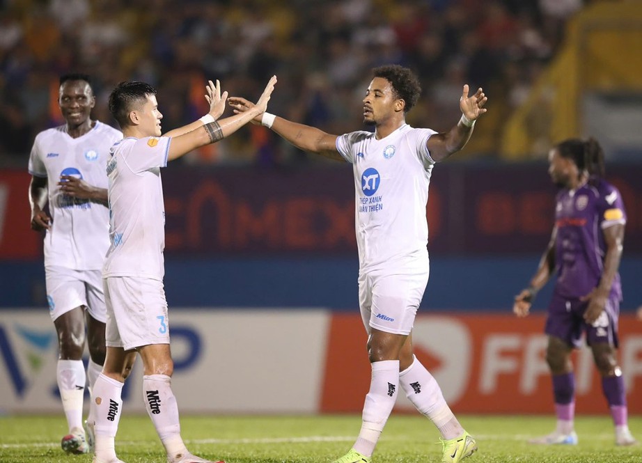 V-League: Văn To&agrave;n đ&aacute; hỏng phạt đền, Nam Định vẫn thắng đậm B&igrave;nh Dương- Ảnh 1.