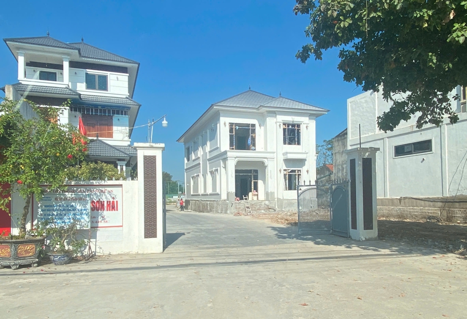 Chủ bến xe đập nhà chờ xây nhà ở vẫn thu tiền đóng lệnh- Ảnh 1. Chủ bến xe đập nhà chờ xây nhà ở vẫn thu tiền đóng lệnh- Ảnh 1.