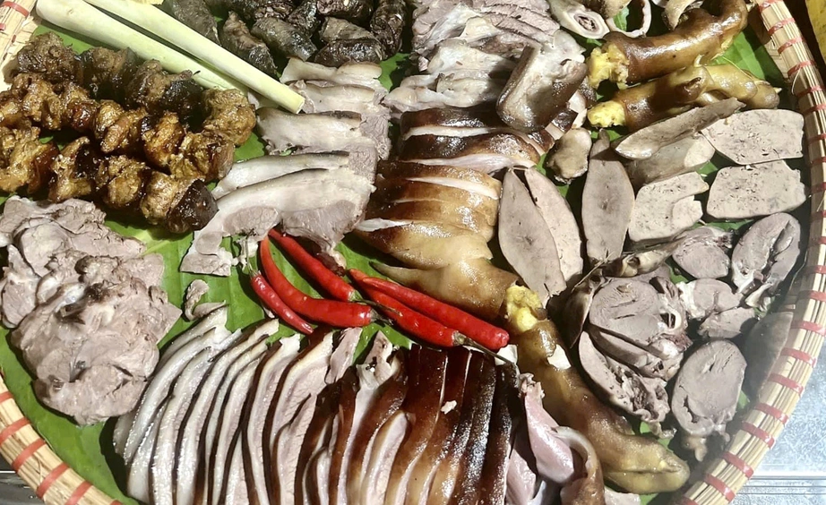 Nghi ăn thịt chó bị đánh bả, 8 người nhập viện- Ảnh 1. Nghi ăn thịt chó bị đánh bả, 8 người nhập viện- Ảnh 1.