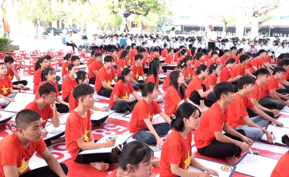 Th&aacute;i B&igrave;nh: Học sinh thi Rung chu&ocirc;ng v&agrave;ng về ATGT- Ảnh 2.