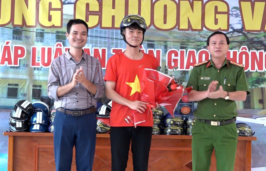 Th&aacute;i B&igrave;nh: Học sinh thi Rung chu&ocirc;ng v&agrave;ng về ATGT- Ảnh 4.