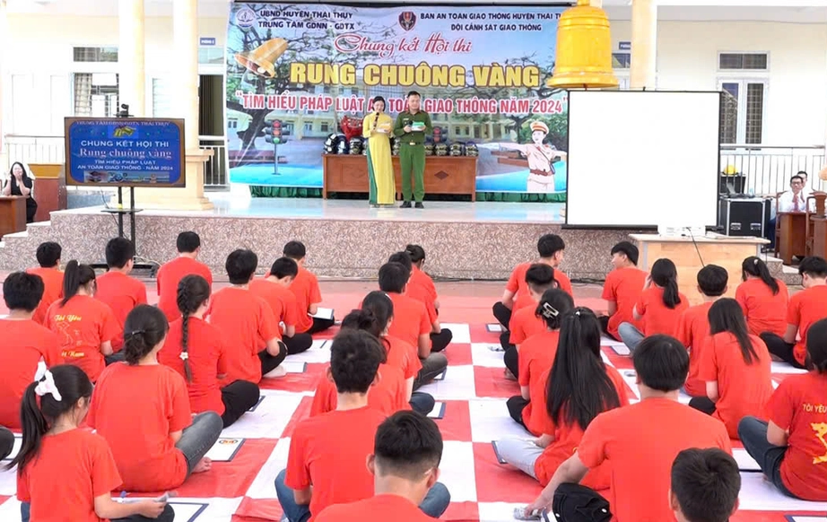 Th&aacute;i B&igrave;nh: Học sinh thi Rung chu&ocirc;ng v&agrave;ng về ATGT- Ảnh 1.
