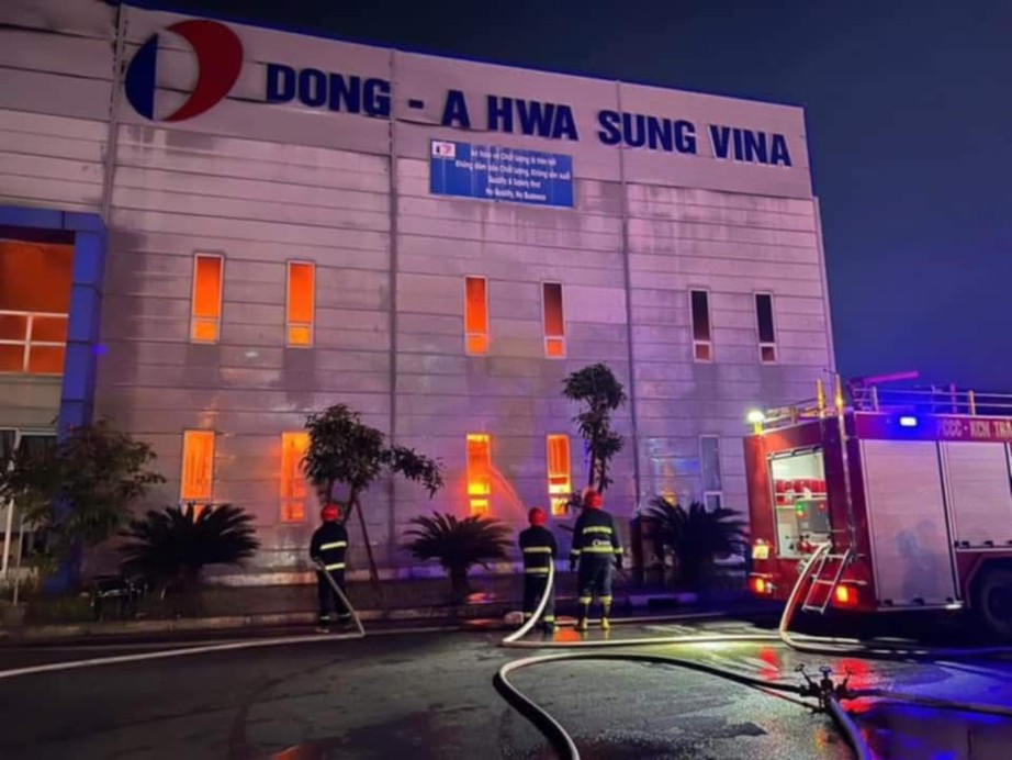 Một c&ocirc;ng ty trong KCN Tr&agrave;ng Duệ bất ngờ bốc ch&aacute;y l&uacute;c nửa đ&ecirc;m- Ảnh 2.