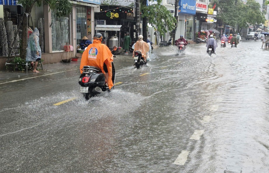 Mưa to, nhiều tuyến đường ở Huế bị ngập, xe cộ b&igrave; b&otilde;m lội nước- Ảnh 2.