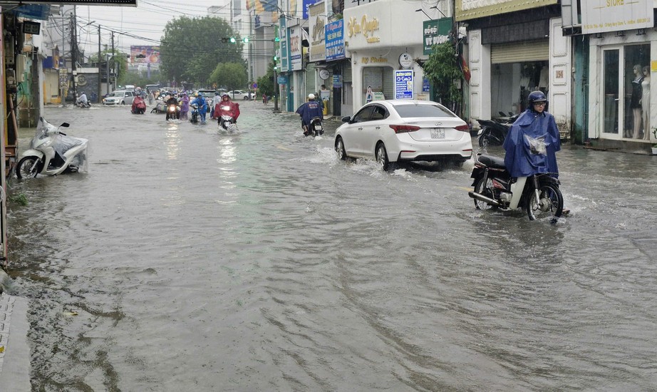 Mưa to, nhiều tuyến đường ở Huế bị ngập, xe cộ b&igrave; b&otilde;m lội nước- Ảnh 3.