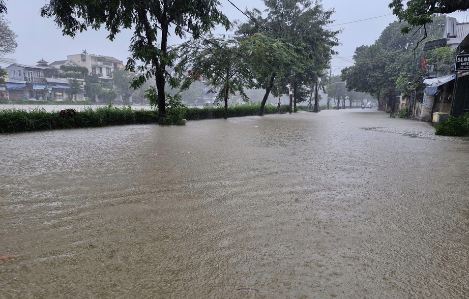 Mưa to, nhiều tuyến đường ở Huế bị ngập, xe cộ b&igrave; b&otilde;m lội nước- Ảnh 4.