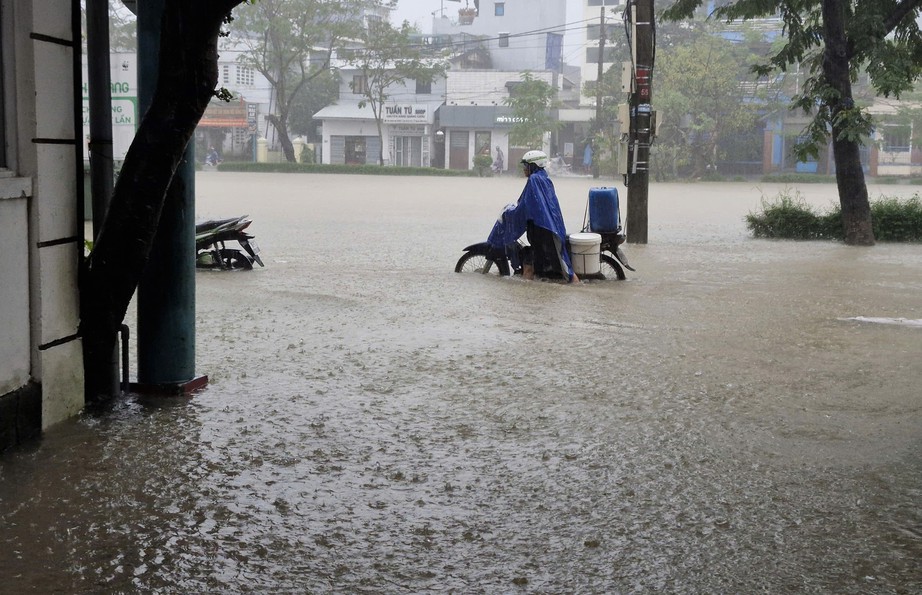 Mưa to, nhiều tuyến đường ở Huế bị ngập, xe cộ b&igrave; b&otilde;m lội nước- Ảnh 5.