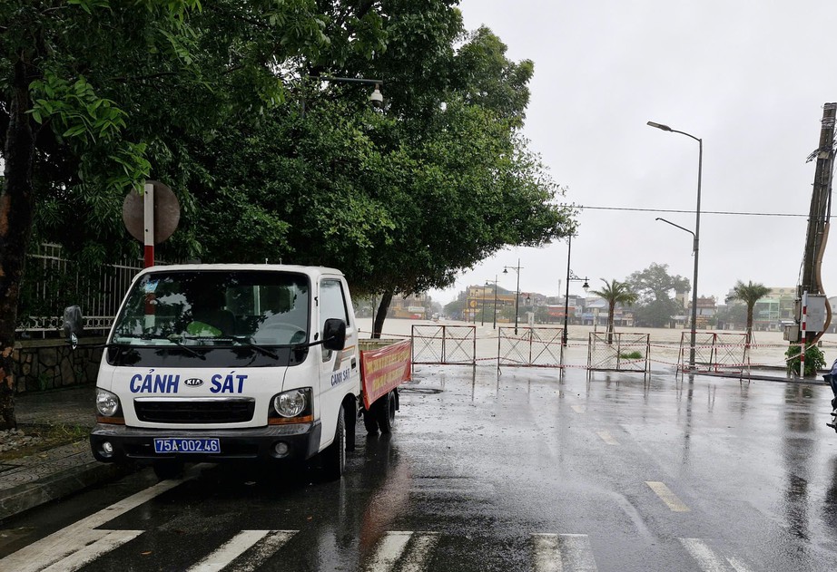 Mưa to, nhiều tuyến đường ở Huế bị ngập, xe cộ b&igrave; b&otilde;m lội nước- Ảnh 7.