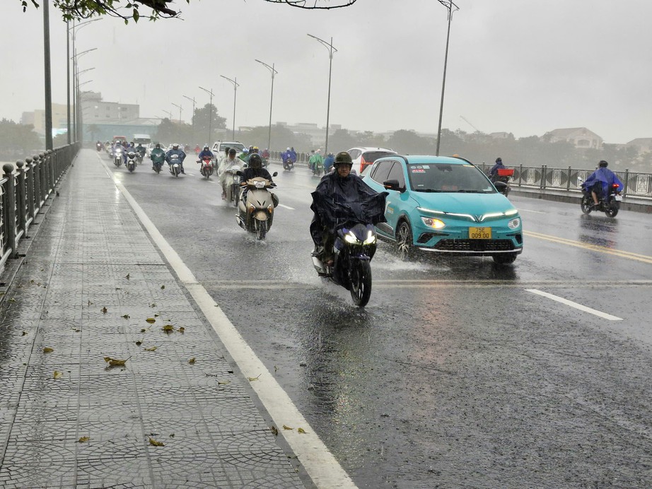 Mưa to, nhiều tuyến đường ở Huế bị ngập, xe cộ b&igrave; b&otilde;m lội nước- Ảnh 8.