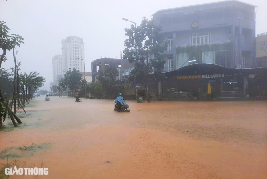 Nhiều tuyến đường TP Huế ngập sâu, người dân bì bõm lội nước- Ảnh 1. Nhiều tuyến đường TP Huế ngập sâu, người dân bì bõm lội nước- Ảnh 1.