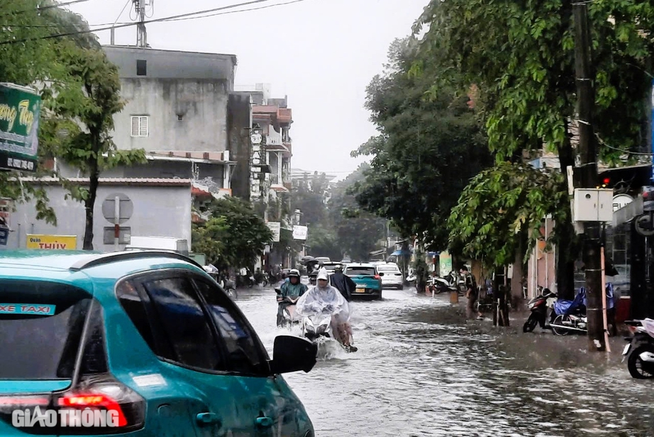 Nhiều tuyến đường TP Huế ngập sâu, người dân bì bõm lội nước- Ảnh 10. Nhiều tuyến đường TP Huế ngập sâu, người dân bì bõm lội nước- Ảnh 10.