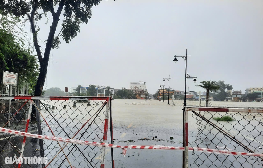 Nhiều tuyến đường TP Huế ngập sâu, người dân bì bõm lội nước- Ảnh 12. Nhiều tuyến đường TP Huế ngập sâu, người dân bì bõm lội nước- Ảnh 12.