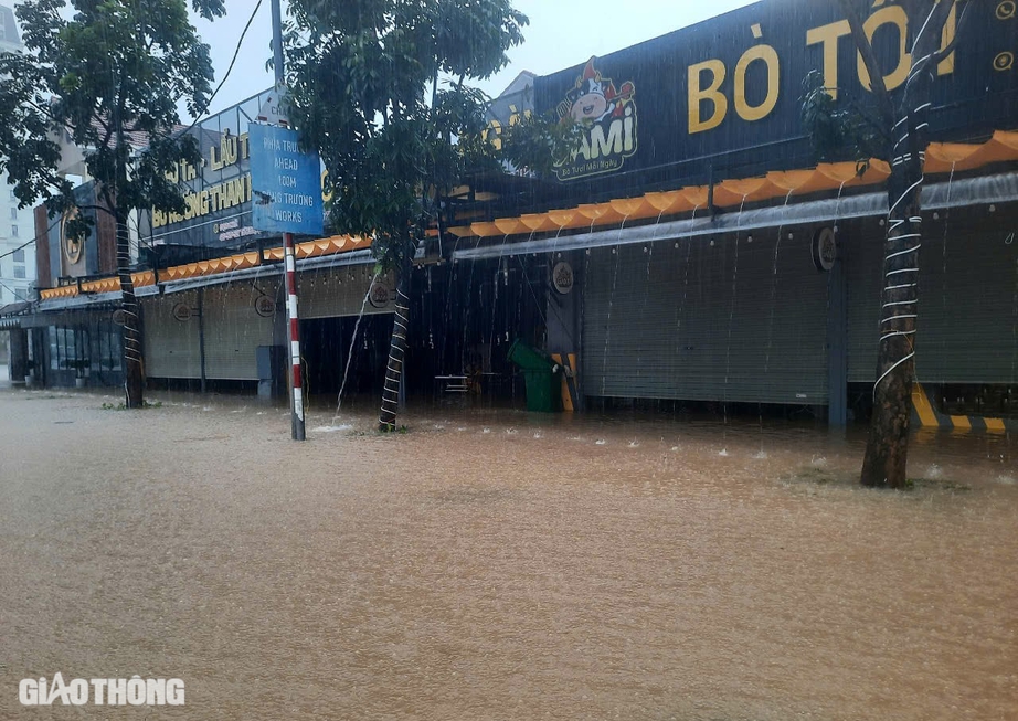 Nhiều tuyến đường TP Huế ngập sâu, người dân bì bõm lội nước- Ảnh 5. Nhiều tuyến đường TP Huế ngập sâu, người dân bì bõm lội nước- Ảnh 5.