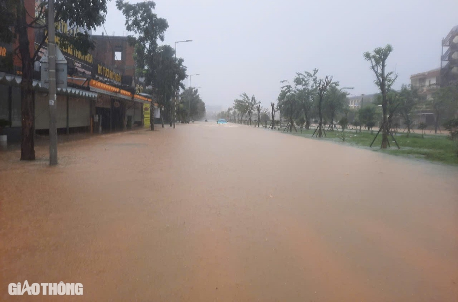 Nhiều tuyến đường TP Huế ngập sâu, người dân bì bõm lội nước- Ảnh 6. Nhiều tuyến đường TP Huế ngập sâu, người dân bì bõm lội nước- Ảnh 6.