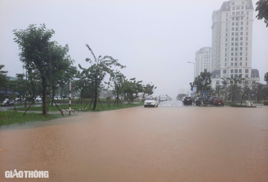 Nhiều tuyến đường TP Huế ngập sâu, người dân bì bõm lội nước- Ảnh 7. Nhiều tuyến đường TP Huế ngập sâu, người dân bì bõm lội nước- Ảnh 7.
