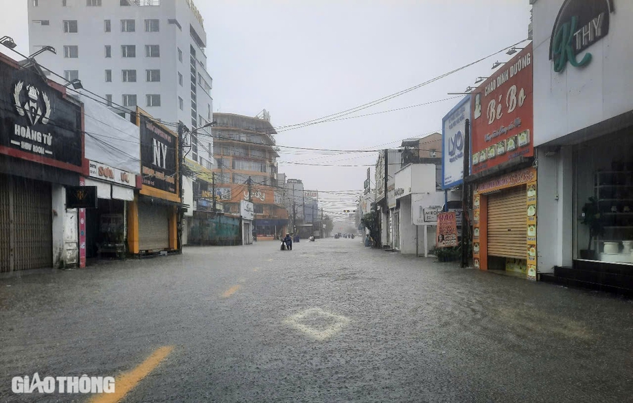Nhiều tuyến đường TP Huế ngập sâu, người dân bì bõm lội nước- Ảnh 9. Nhiều tuyến đường TP Huế ngập sâu, người dân bì bõm lội nước- Ảnh 9.