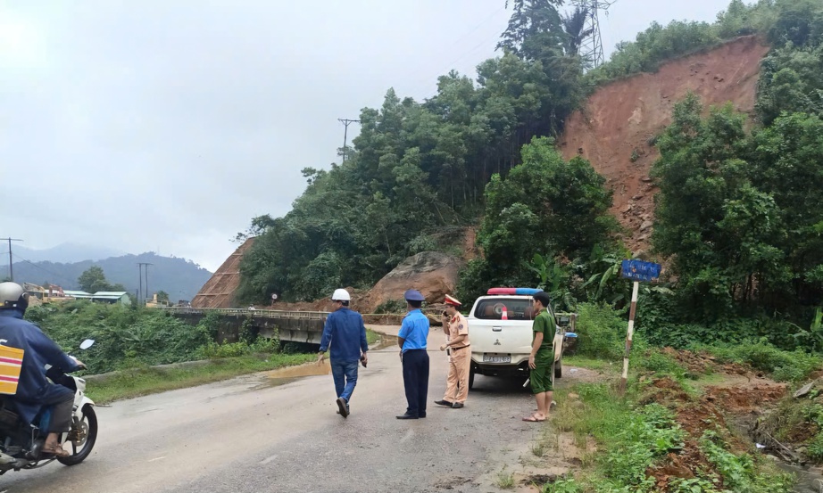 Sạt lở làm lệch mặt cầu trên QL14E, các phương tiện lưu thông thế nào?- Ảnh 1. Sạt lở làm lệch mặt cầu trên QL14E, các phương tiện lưu thông thế nào?- Ảnh 1.