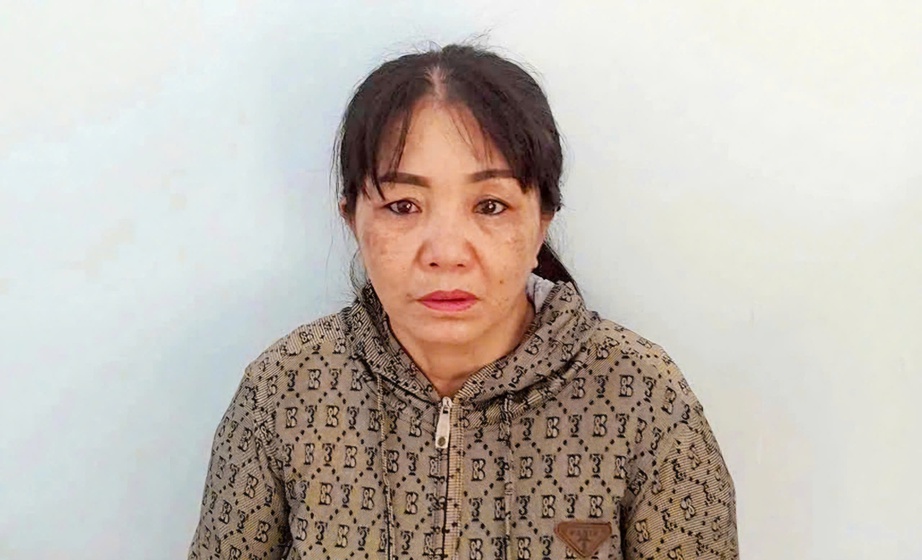Bắt người phụ nữ tạt nước s&ocirc;i v&agrave;o con g&aacute;i nu&ocirc;i mới 12 tuổi- Ảnh 1.