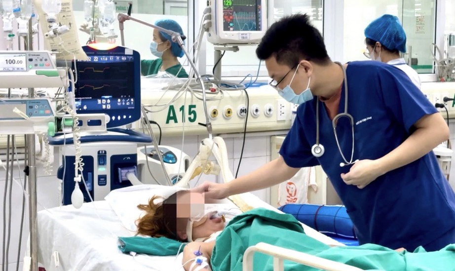C&ocirc; g&aacute;i trẻ phải thở m&aacute;y, lọc m&aacute;u v&igrave; bị m&ograve; đốt v&ugrave;ng k&iacute;n- Ảnh 1.