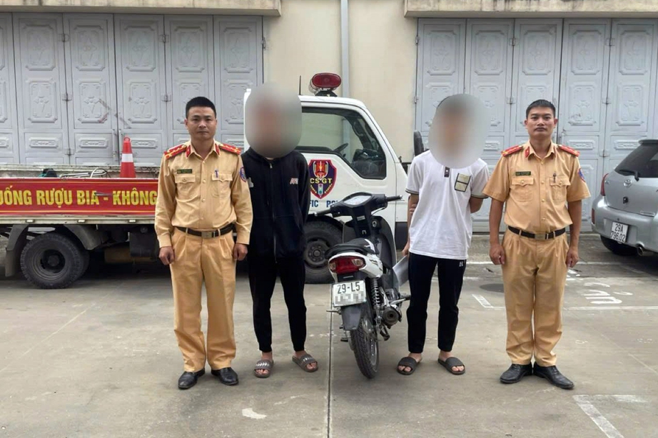 Con trai chạy xe m&aacute;y "bốc đầu", phụ huynh bị phạt tiền triệu- Ảnh 1.