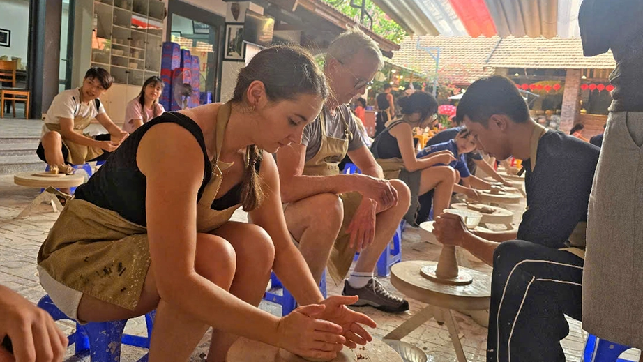 Thu tiền tỷ từ trải nghiệm nặn gốm B&aacute;t Tr&agrave;ng- Ảnh 1.