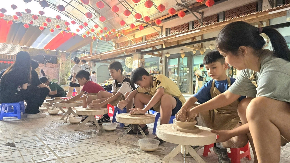 Thu tiền tỷ từ trải nghiệm nặn gốm B&aacute;t Tr&agrave;ng- Ảnh 2.