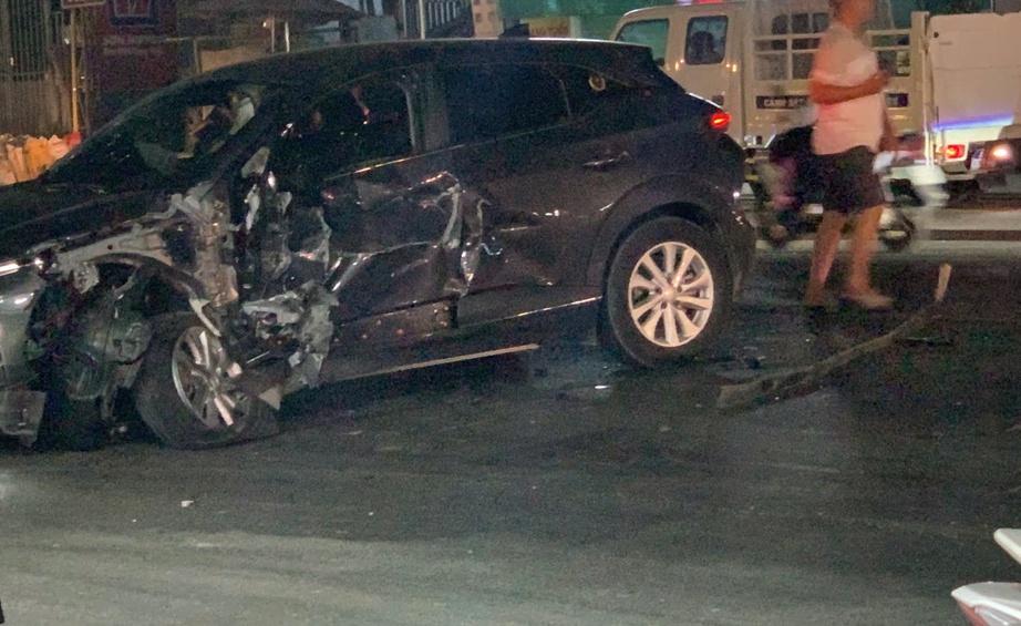 B&igrave;nh Dương: Hai &ocirc; t&ocirc; t&ocirc;ng nhau, xe tải lật, taxi xoay ngang đường- Ảnh 2.