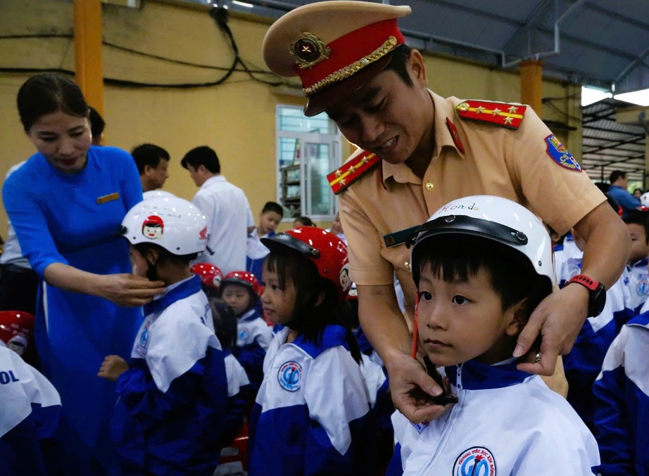 Tặng mũ bảo hiểm tại khu vực miền Trung, đảm bảo 100% học sinh lớp 1 c&oacute; mũ đạt chuẩn- Ảnh 3.