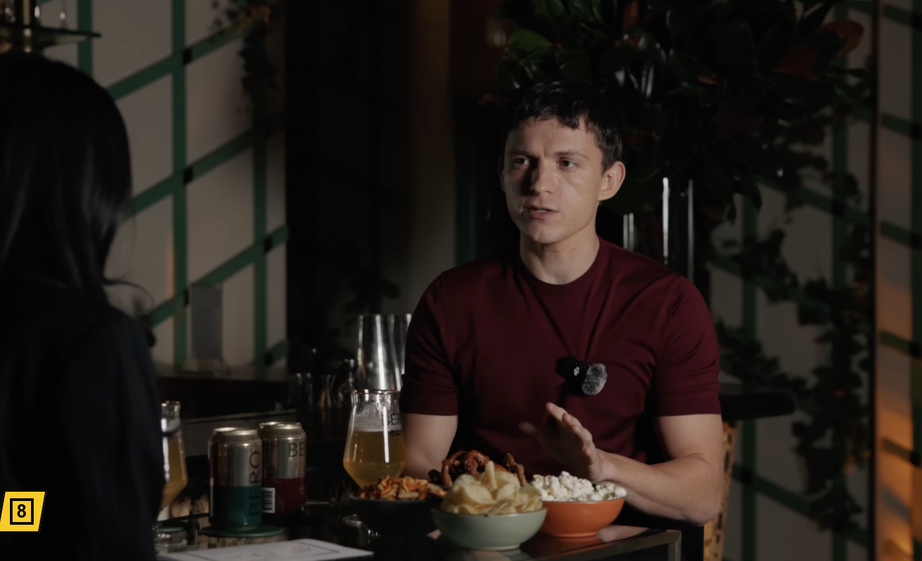 Kh&ocirc;ng d&ugrave;ng mạng x&atilde; hội, Tom Holland d&ugrave;ng c&aacute;ch "đặc biệt" để kiểm tra bạn g&aacute;i - Ảnh 1.