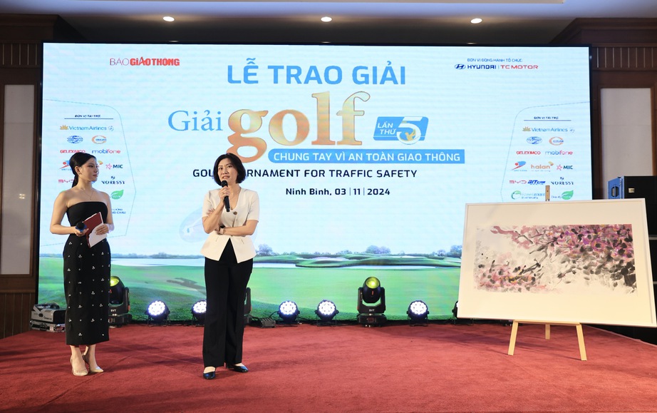 Đấu gi&aacute; bức tranh của họa sĩ Hong Kong tại Giải Golf Chung tay v&igrave; ATGT 2024 - Ảnh 6.
