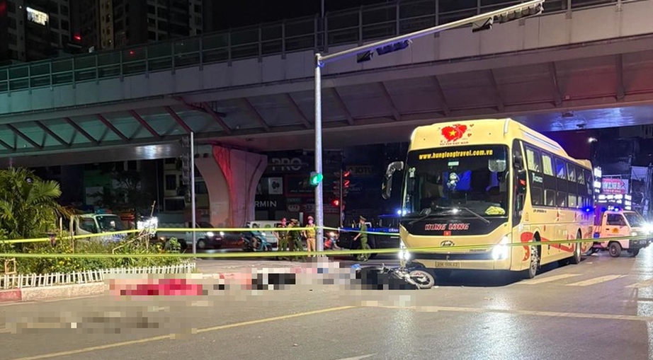 Đ&ocirc;i nam nữ thương vong sau tai nạn với &ocirc; t&ocirc; kh&aacute;ch tại cầu Mai Động- Ảnh 1.