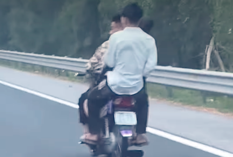 Phạt cả chủ xe lẫn người l&aacute;i vụ xe m&aacute;y kẹp 3 lao vun v&uacute;t tr&ecirc;n cao tốc- Ảnh 1.